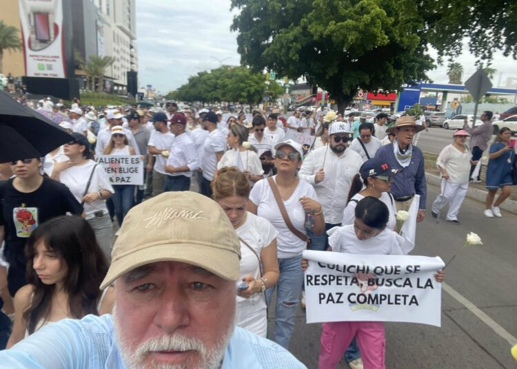 Cientos de personas protestan contra la violencia criminal en estado mexicano de Sinaloa