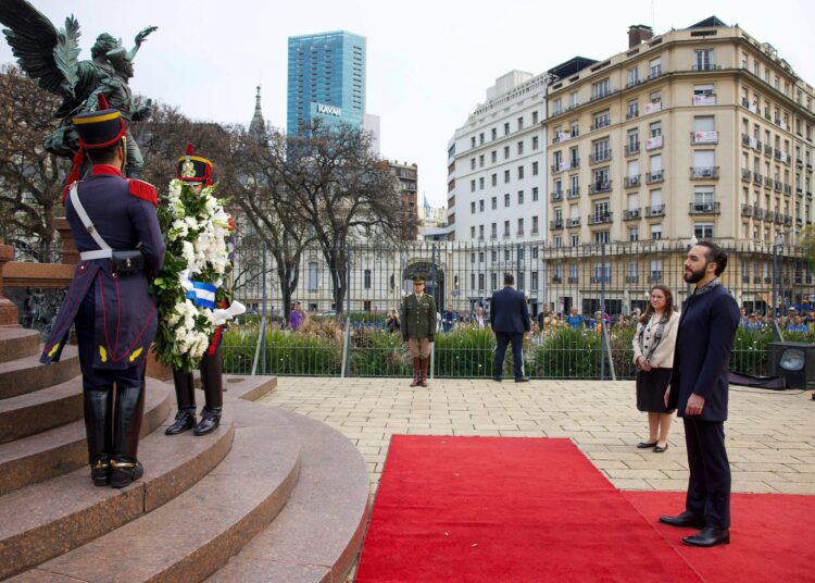 Presidente Nayib Bukele coloca ofrenda floral en plaza del libertador General San Martín de Argentina