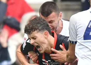 El jugador Preston Milutin Osmajic mordió por la espalda a su rival y desató un escándalo en el fútbol inglés