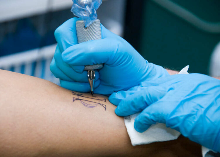Si estás pensando en tatuarte, esta investigación podría hacerte cambiar de parecer