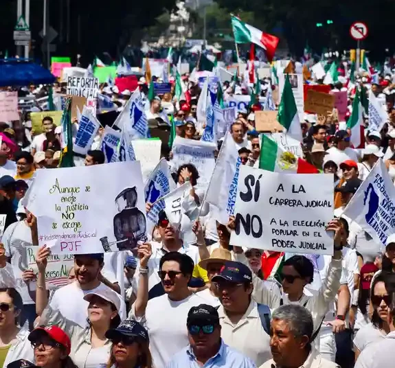 Jueces protestas frente al Congreso contra reforma judicial en México