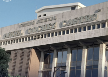 Mujer que atacó a su vecina en Santa Ana, seguirá proceso con medidas sustitutivas a la detención