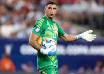 FIFA sancionó a Dibu Martínez por «comportamiento ofensivo» ante Chile y Colombia