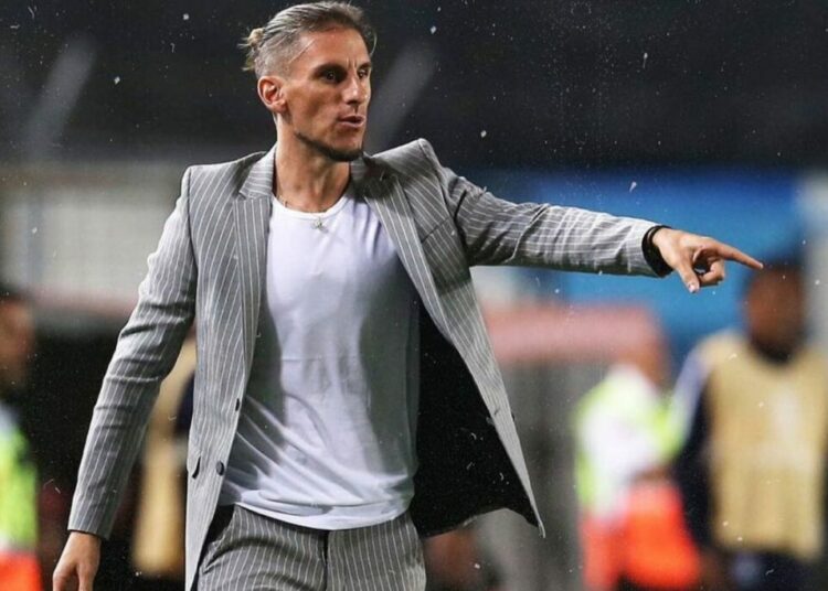 Primer escándalo de Sebastián Beccacece en Ecuador: Lo acusan de espionaje a Brasil y hay tres detenidos