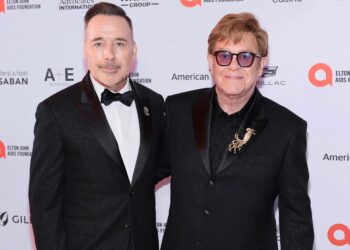 Pareja de Elton John tuvo un ataque de ansiedad al ver el nuevo documental del cantante
