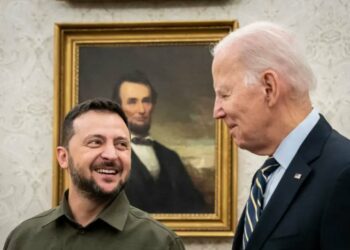 Zelenski agradece a Biden por los miles de millones que le dará en ayuda militar para «ganar la guerra»