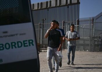 Casa Blanca informa caída en número de migrantes que intentan cruzar la frontera
