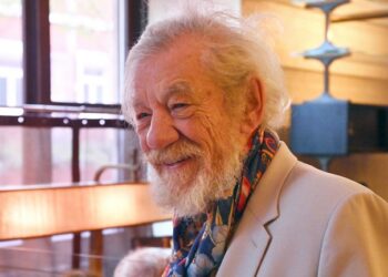 Sir Ian McKellen recibe críticas por afirmar que la reina Isabel II ‘estaba un poco loca’
