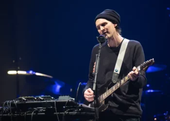 Exguitarrista de Red Hot Chili Peppers acusado de conducir distraído en la muerte de un padre hispano de California