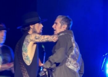 El cantante de Jane’s Addiction agrede a su guitarrista en pleno concierto