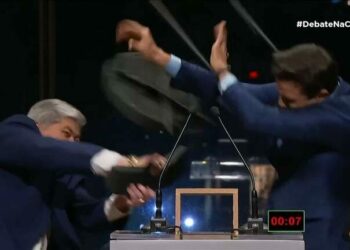 (VIDEO) Candidato a la principal alcaldía de Brasil ataca a un rival durante un debate televisado