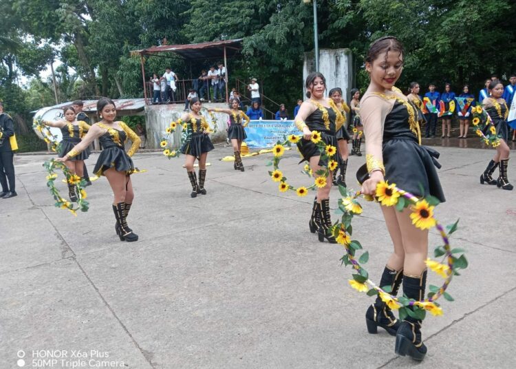 Jóvenes estudiantes en Alegría, Usulután, adoptan un perrito callejero para su promoción 2024