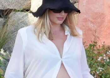 Margot Robbie es vista presumiendo su embarazo en playas de Italia