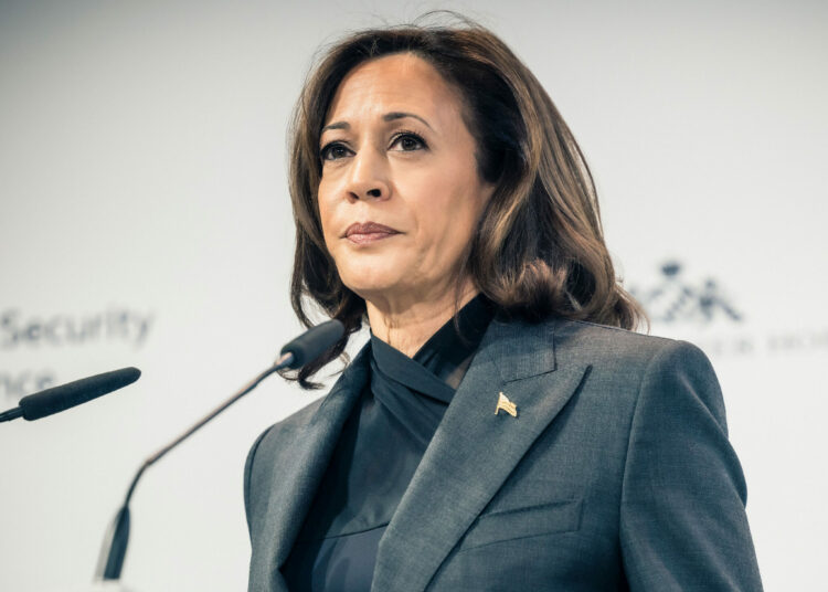 Harris dice a latinos que un nuevo mandato de Trump hará «retroceder» a EEUU