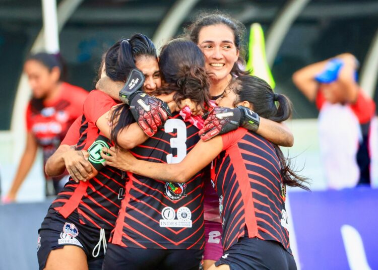 BS UES celebra su primer título en la Liga de Fútbol Playa