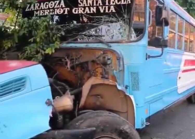 Bus del transporte colectivo sufre fuerte accidente de tránsito