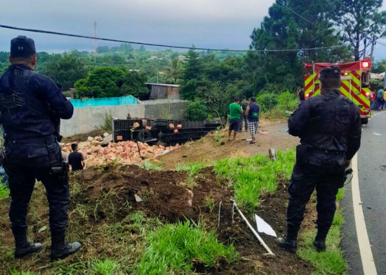 Un fallecido y 3 lesionados tras vuelco de camión que transportaba alimentos en Juayúa, Sonsonate