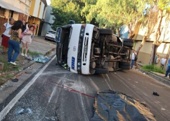 Una mujer fallecida y al menos 8 lesionados en choque entre microbuses en Santa Tecla