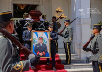 El Salvador brinda el último adiós al comisionado general Mauricio Arriaza Chicas