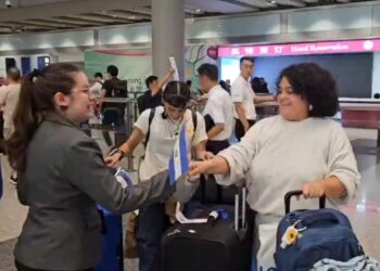 Becarios nacionales llegan al aeropuerto de Beijing en China para iniciar estudios especializados en pregrado y posgrado