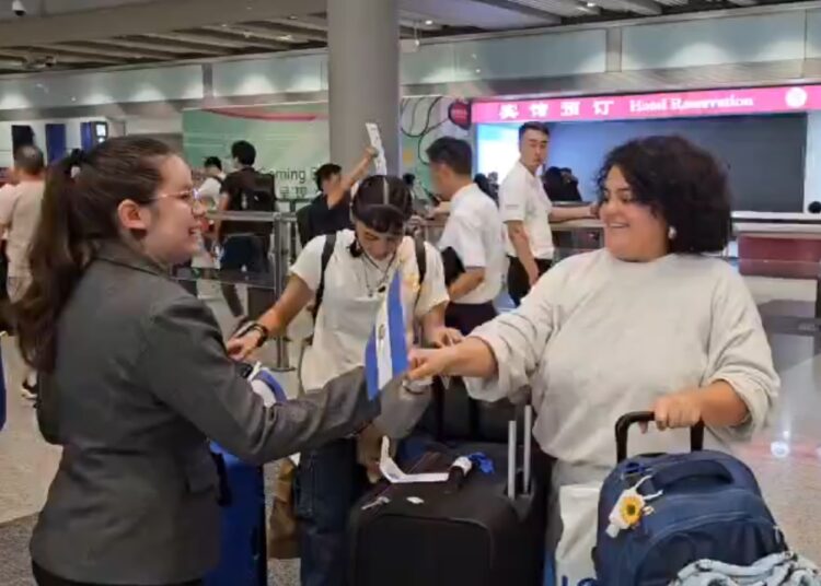 Becarios nacionales llegan al aeropuerto de Beijing en China para iniciar estudios especializados en pregrado y posgrado