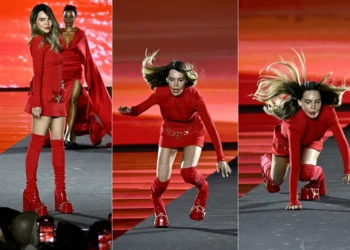 (VIDEO) Belinda sufre desafortunada caída en el desfile de L’Oréal en París