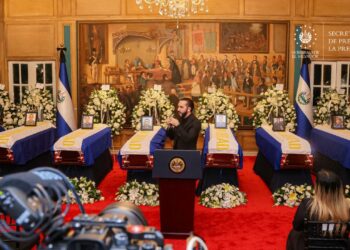 Presidente Bukele encabeza guardia de honor de héroes que fallecieron en accidente aéreo