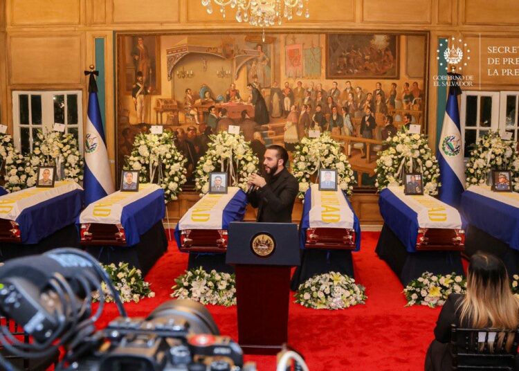 Presidente Bukele encabeza guardia de honor de héroes que fallecieron en accidente aéreo
