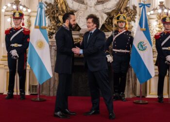 Presidente Bukele afirma en Argentina que está trabajando por lograr «déficit cero» en las cuentas públicas