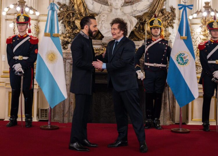 Presidente Bukele afirma en Argentina que está trabajando por lograr «déficit cero» en las cuentas públicas