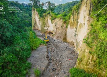 Gobierno avanza en eliminación de cárcava de más de 30 metros de altura en carretera a Comalapa