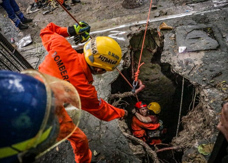 Mujer cae en una cárcava de 6 metros en Soyapango