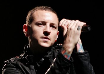 Mamá de Chester Bennington acusa a Linkin Park de traición al reemplazar a su hijo con una nueva vocalista