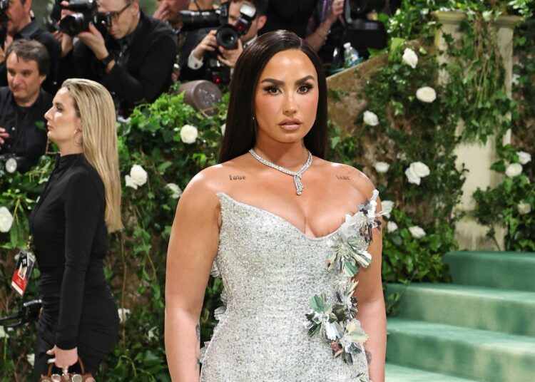Demi Lovato pide que se implementen medidas de apoyo y cuidado para estrellas infantiles