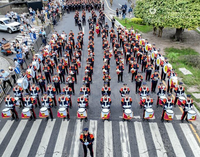 Más de 2,200 estudiantes desfilan en San Salvador por el Día de la Independencia