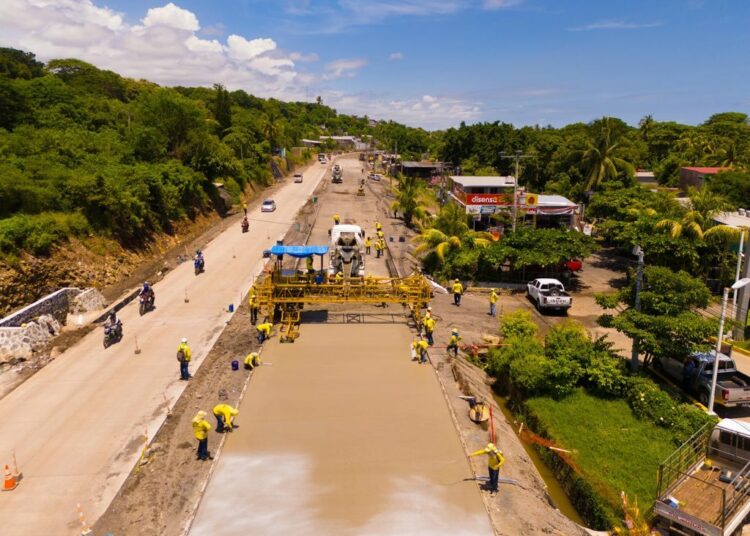 Obras Públicas avanza en la pavimentación de 23 kilómetros de carretera en circuito Surf City I