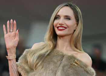 Angelina Jolie dejó de cantar después de que un ex criticara su voz