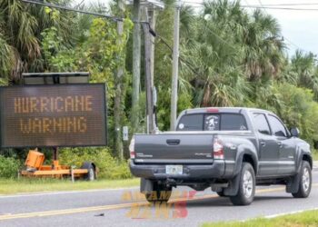 Miles evacuan las costas de Florida ante amenaza de huracán