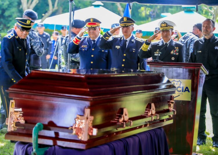 Realizan actos funerarios del comisionado Douglas Omar García Funes