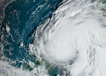 Helene se convierte en huracán mientras atraviesa el canal de Yucatán, miles de personas se ven obligadas a evacuar Florida