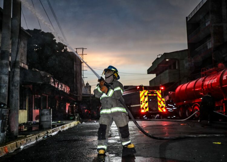 Bomberos controla incendio en una piñatería del Centro Histórico de San Salvador