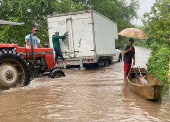 John vuelve a ser huracán en las costas del Pacífico de México