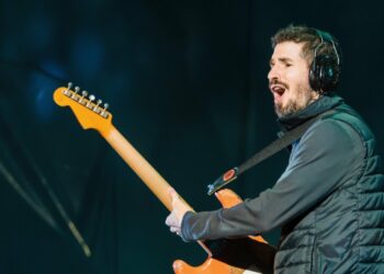 Brad Delson, guitarrista de Linkin Park, renuncia a la banda horas después de presentar a su nueva vocalista