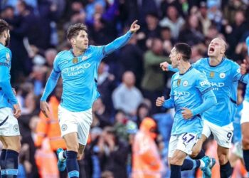 Manchester City conservó la cima de Premier League con un agónico empate ante Arsenal