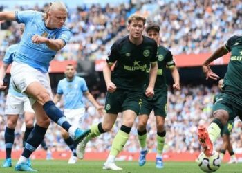 Haaland da el triunfo al City con un doblete y logra el mejor inicio goleador en la historia de la Premier