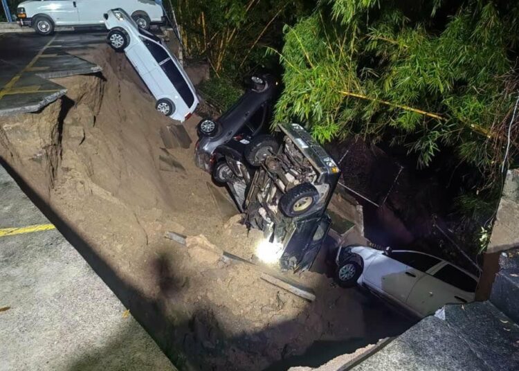 Colapsa muro en un colegio de Santa Ana y arrastra 5 vehículos a una quebrada