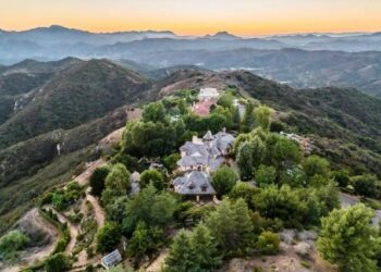 Por USD 7,25 millones ponen en venta la mansión donde se casó JLo en el 2001