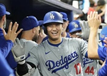 Japón celebra a Shohei Ohtani, quien la víspera se convirtió en el primer pelotero 50-50 en la MLB