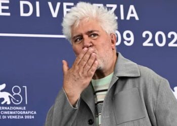 Pedro Almodóvar recibe ovación de 17 minutos, la más larga en la historia del festival de Venecia, por su nueva película ‘The Room Next Door’