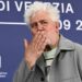 Pedro Almodóvar recibe ovación de 17 minutos, la más larga en la historia del festival de Venecia, por su nueva película ‘The Room Next Door’